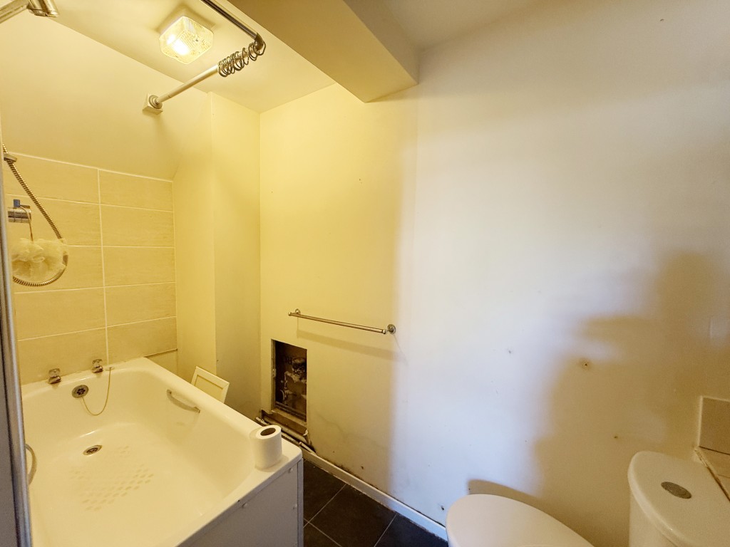 Lot: 156 - VACANT GROUND-FLOOR STUDIO FLAT WITH INVESTMENT POTENTIAL - Bathroom with white suite
